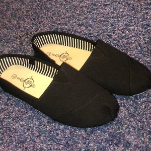Size Large (8/9) canvas slip ons